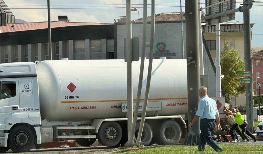 Yolda kalan yakıt tankerini imdadına polis ekipleri yetişti