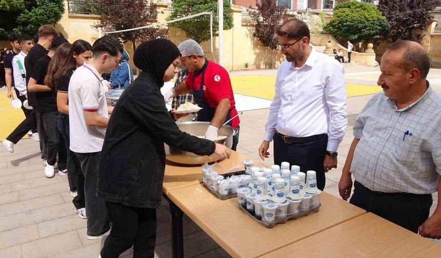 Yozgat’ta Mevlid-i Nebi Haftası’nda öğrencilere pilav ikram edildi