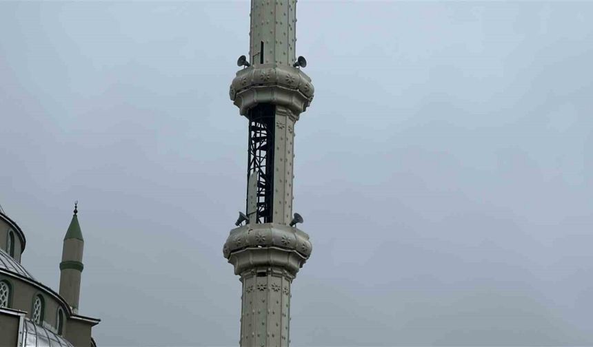 Arnavutköy’de lodos, cami minaresinin parçalarını uçurdu