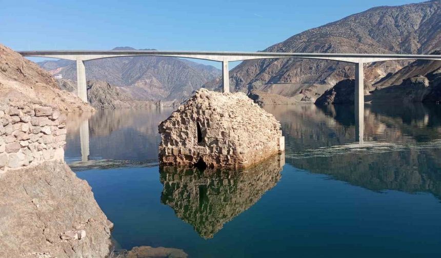 Baraj suları çekilince tarihi Tekkale Kalesi gün yüzüne çıktı