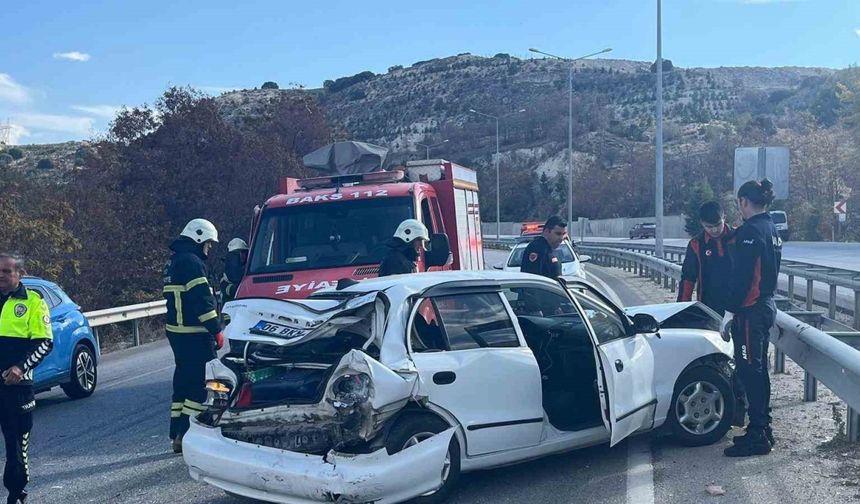 Burdur’da 3 aracın karıştığı zincirleme kazada 2 kişi yaralandı