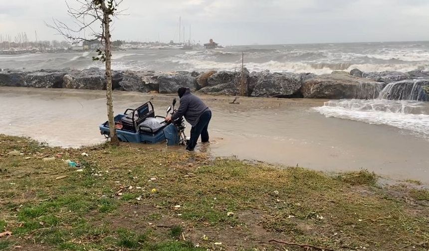 Kadıköy’de dev dalgalar sahile taştı