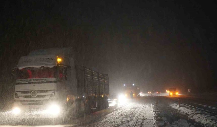 Kar yağışı Ilgaz Dağı’nda trafiği kilitledi, araçlar yolda mahsur kaldı