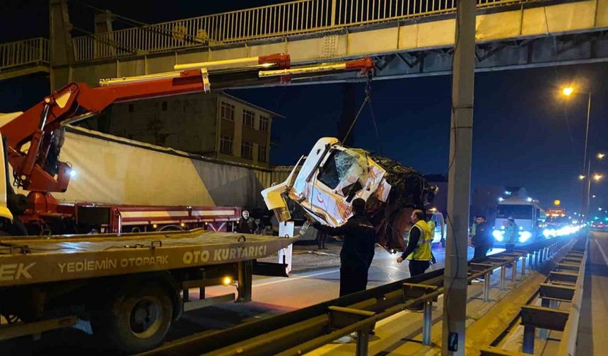 Kocaeli’de 2 tırın karıştığı kazada kupa koptu: Sürücü ağır yaralandı