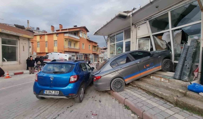 Kontrolden çıkan otomobil yayaya ve iki araca çarptı: Kazaya karışan araç depoya daldı