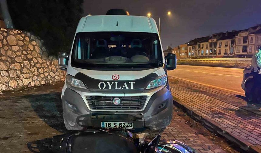 Minibüs ile motosiklet kafa kafaya çarpıştı: 1 ağır yaralı