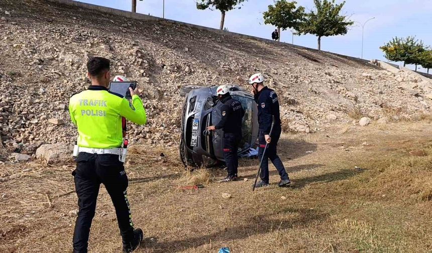 Şanlıurfa’da otomobil şarampole devrildi: 3 yaralı