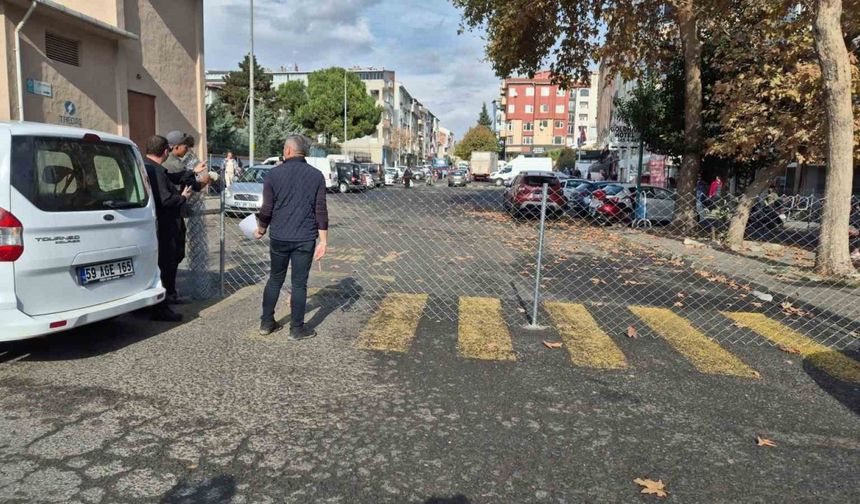 Tekirdağ’da tapulu yol gerilimi: Yolu tel örgü ile kapattılar