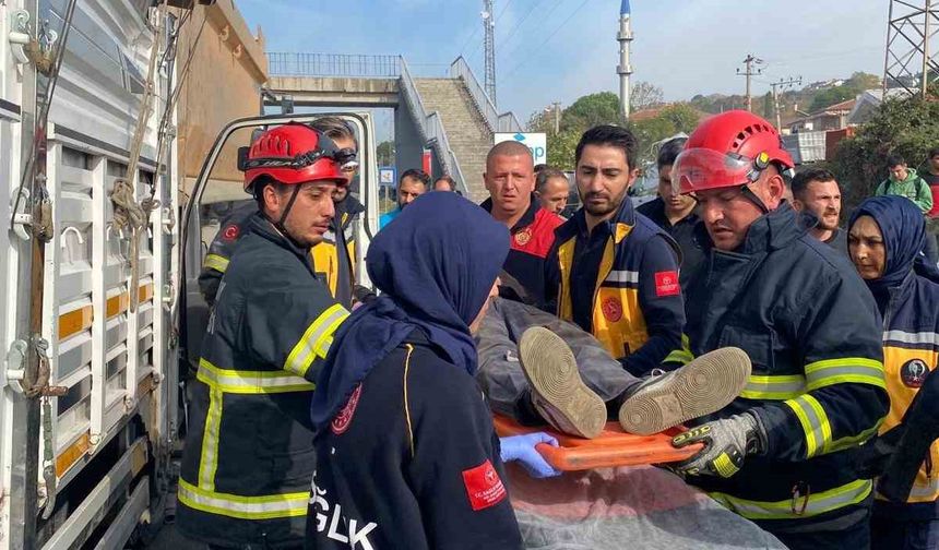 Yalova’da kamyonet kamyona arkadan çarptı: 1 yaralı