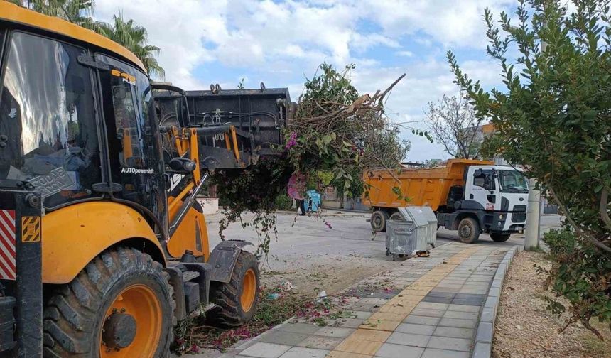 Yenişehir Belediyesi budama ve moloz atıklarını periyodik olarak topluyor