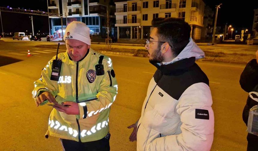 Yetersiz ehliyetle yakalandı, “Öğrenci adamım halimden anla” dedi