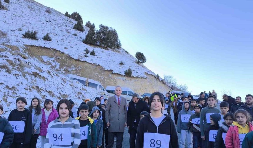 Köy yolunda atletizm antrenmanı