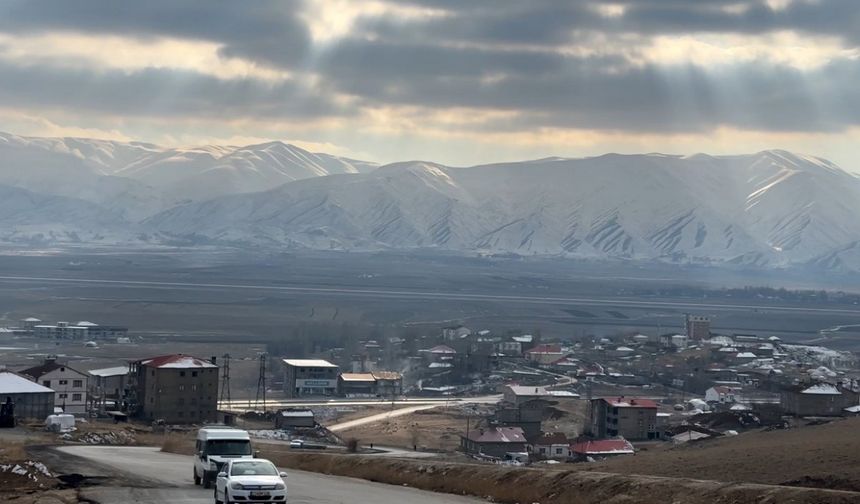 Yüksekova’nın etrafını saran dağlar karla kaplandı