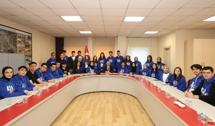 41 Genç’in başarılı öğrencileri Başkan Büyükgöz’e konuk oldu
