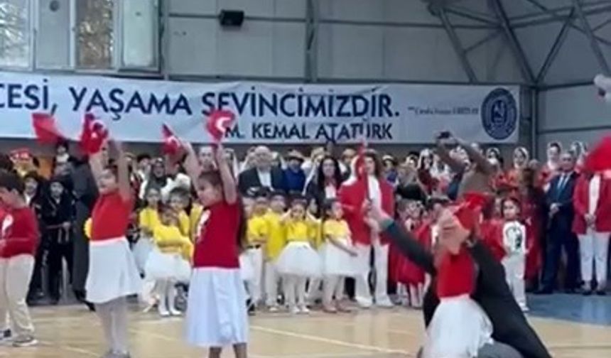23 Nisan’da yürekleri ısıtan anlar: Bursa’da bir öğretmen, özel eğitim sınıfındaki öğrencisini yalnız bırakmadı