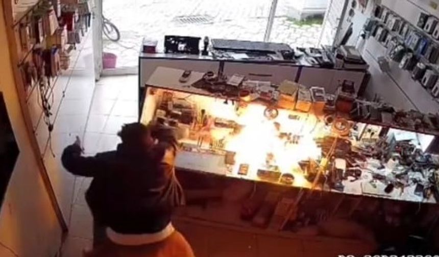 Cep telefonu bataryası tamir sırasında alev aldı