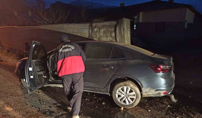 Van’da otomobil duvara çarptı: 3 yaralı