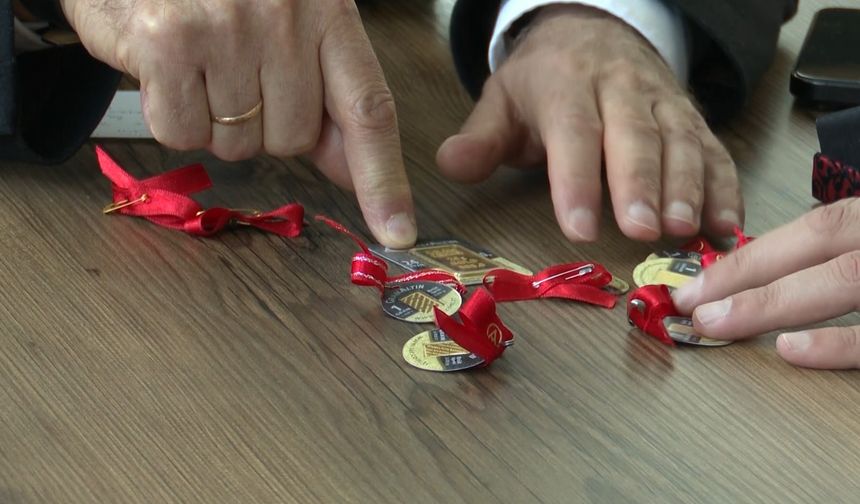 Yaşlı çiftten insanlığa ’altın’ dokunuş