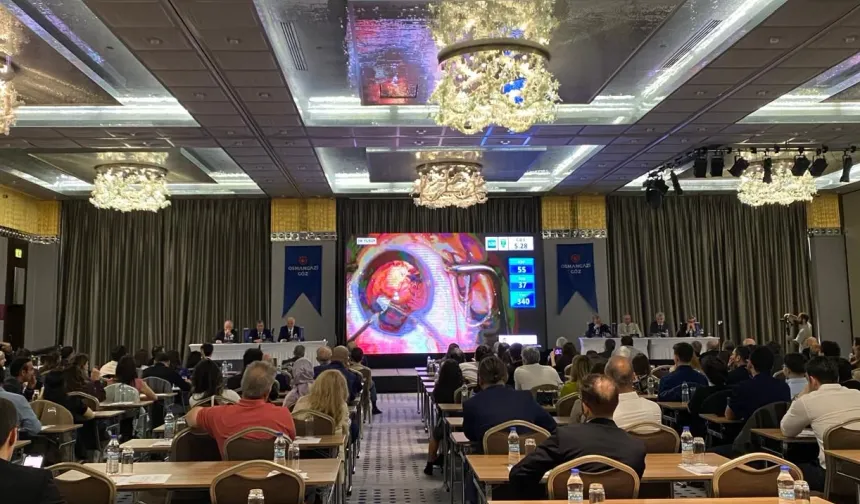 Bursa'da göz cerrahlarından canlı ameliyat