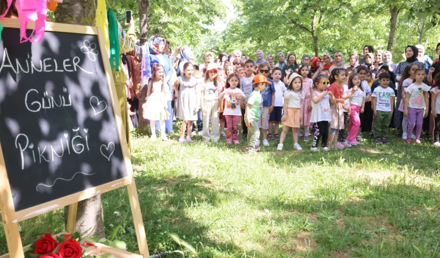 Kocaeli Çayırova çocuk kulüplerinde annelere özel etkinlik