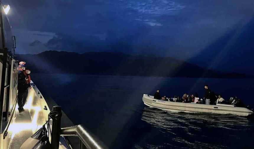12 düzensiz göçmen kurtarıldı, bir göçmen kaçakçısı yakalandı