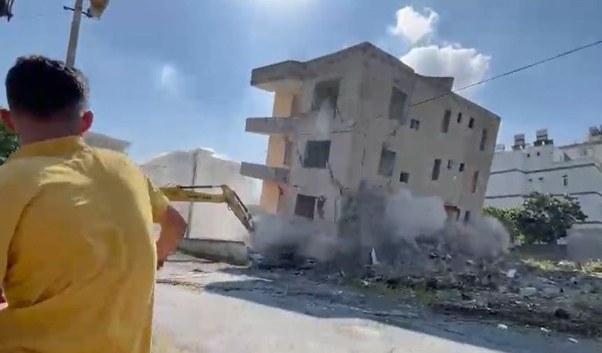 4 katlı bina iş makinesinin darbesiyle yerle bir oldu