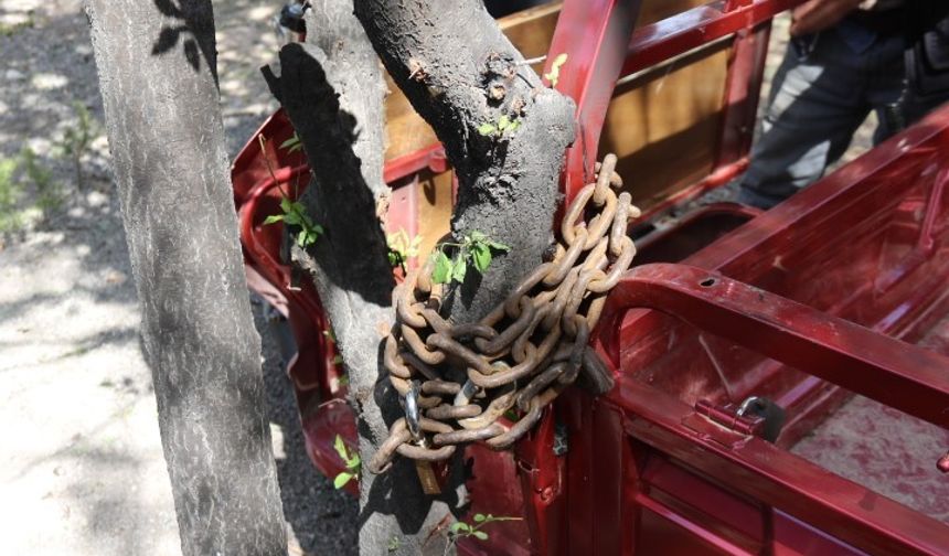 4 kilidi kırılıp çalınan motosikletini bu kez gemi zinciriyle bağladı