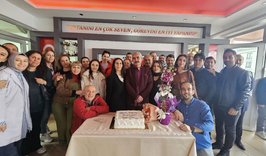 43 yıllık eğitimci emekliliğe böyle uğurlandı
