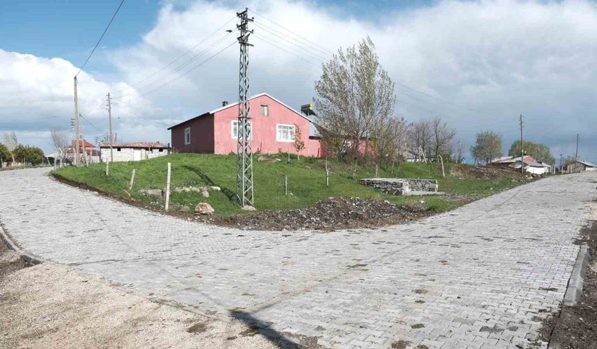 Ağrı’da Yolluyazı köy içi yoluna 3 bin metrekare kilit parke döşendi