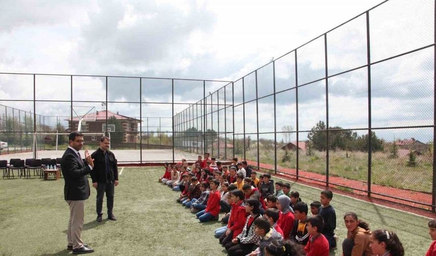 Ahlat’ta öğrencilere 2 bin meyve fidanı dağıtıldı