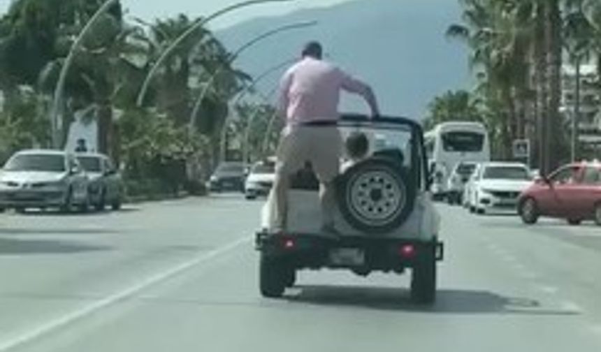 Alanya’da üstü açık araçla trafiği tehlikeye attılar
