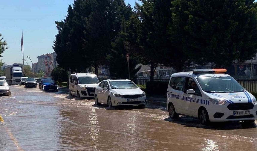 Altyapı çalışması sırasında ana su hattı patladı, ilçe sular altında kaldı