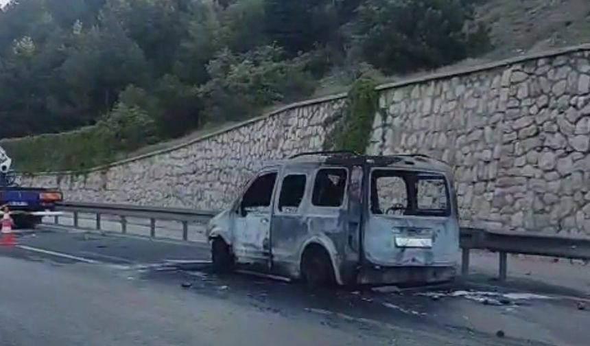 Ankara’da alev topuna dönen otomobil kullanılamaz hale geldi