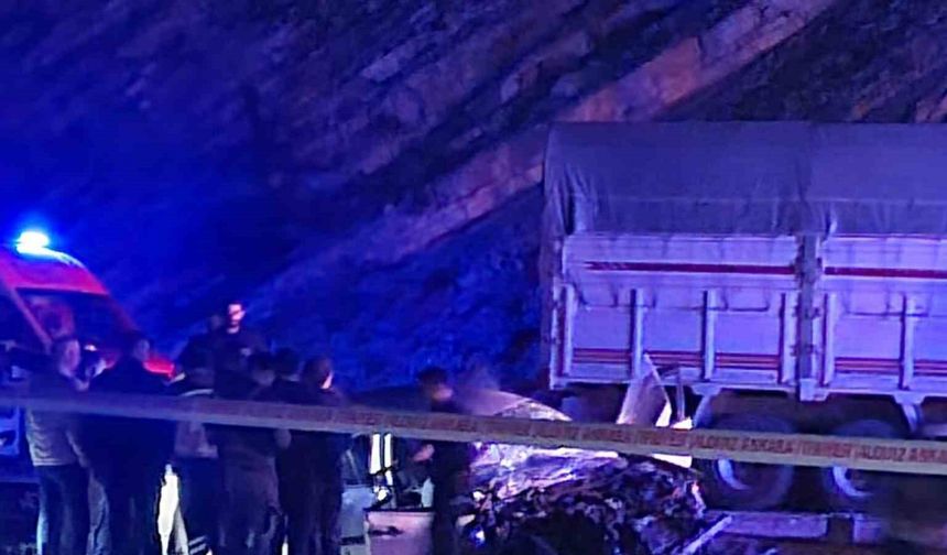 Ankara’da otomobil ile kamyon kafa kafaya çarpıştı: 1 ölü, 4 yaralı
