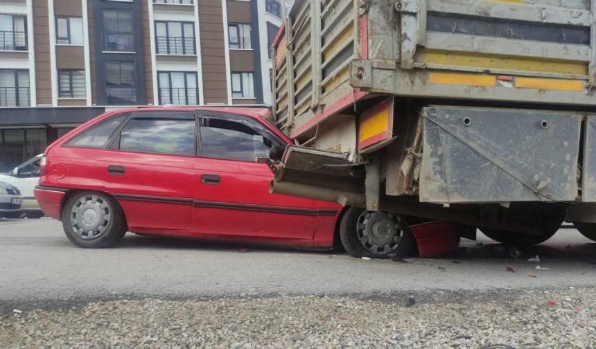Ankara’da otomobil park halindeki tıra çarptı: 1 yaralı