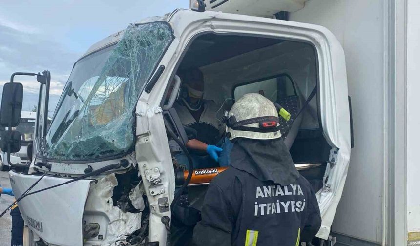 Antalya’da 3 aracın karıştığı zincirleme kazada 1 kişi yaralandı