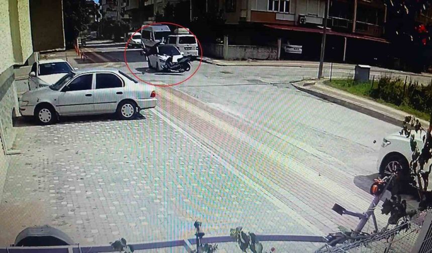 Antalya’da otomobille çarpışan motosiklet sürücüsü havada taklalar attı