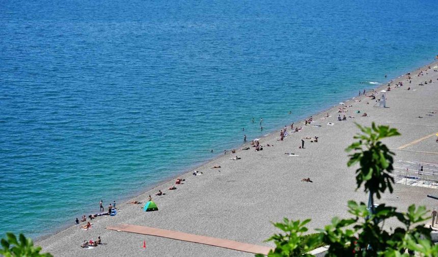 Antalya’da termometreler 28 dereceyi gösterdi, tatilciler denizin keyfini çıkardı