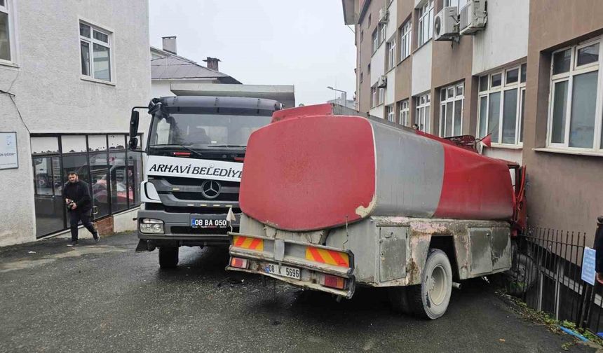 Arhavi’de freni boşalan mazot yüklü tanker kaymakamlık binasına çarparak durabildi