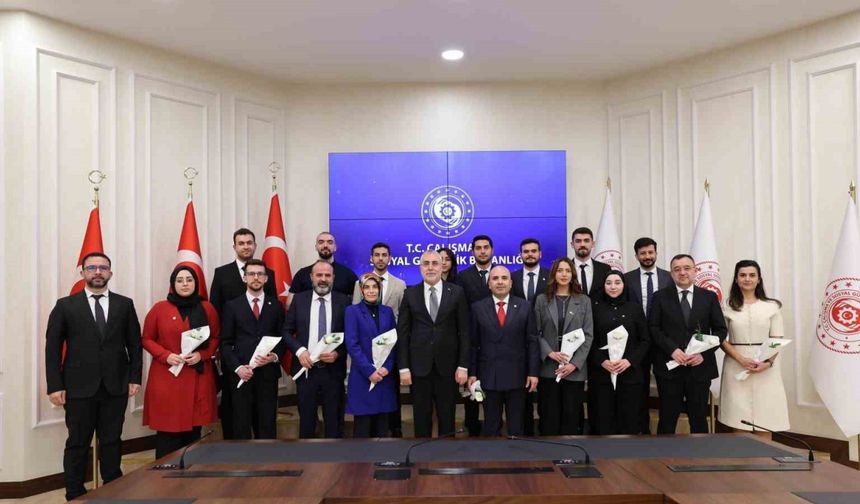 Bakan Işıkhan, eczacılarla bir araya geldi