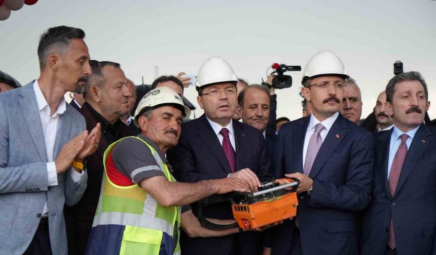 Bakan Tunç: "Yapay zekayla işimizi daha da kolaylaştıracak projeleri önümüzdeki günlerde milletimizle paylaşacağız"