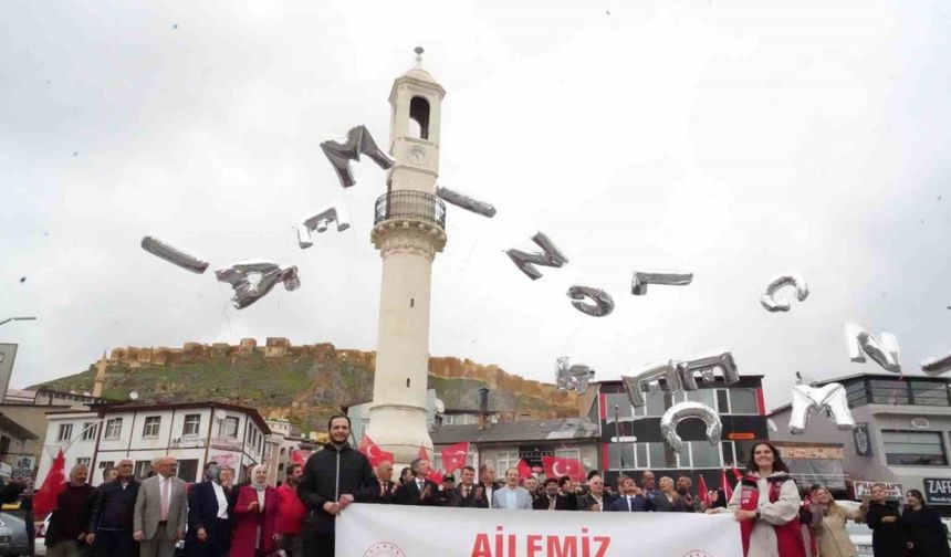 Bayburt’ta ’Ailemiz Geleceğimiz’ yazılı balonlar gökyüzüne bırakıldı