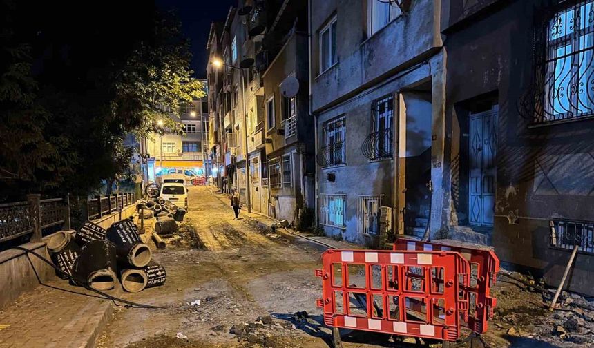 Bayrampaşa’da altyapı çalışması yapılan sokakta rögar kapağı patladı
