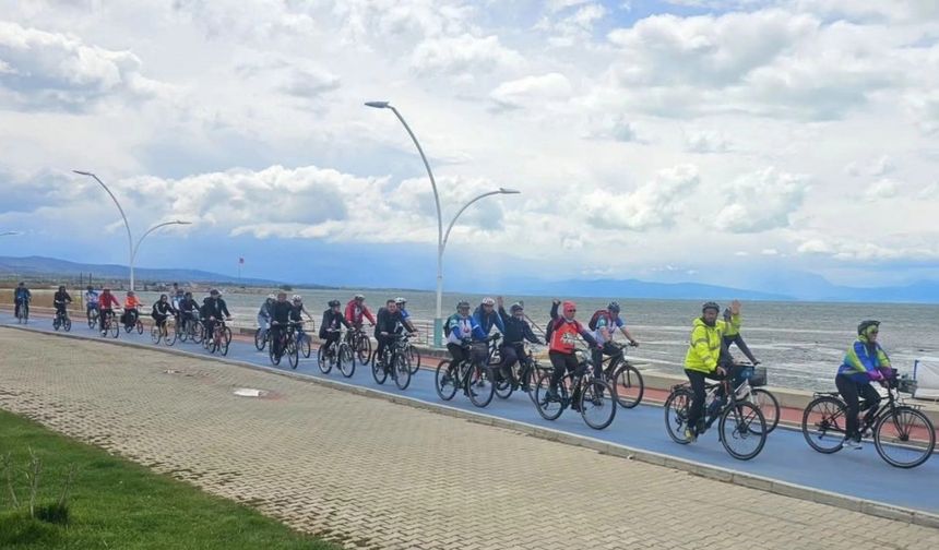 Beyşehir Gölü’nde yaşanan şiddetli kuraklığa dikkat çekmek için pedal çevirdiler