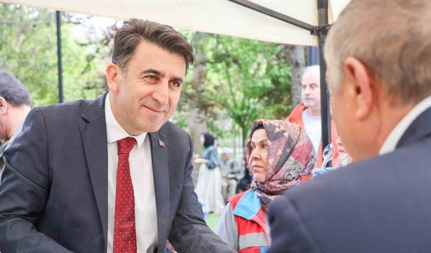 Bilecik Valisi Şefik Aygöl’den geleneksel Cuma pilavı ikramı