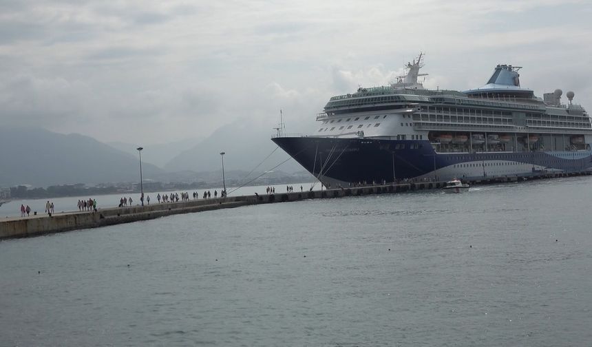 Bin 795 yolcu ve 729 mürettebatı bulunan kruvaziyer Alanya Limanı’na demir attı