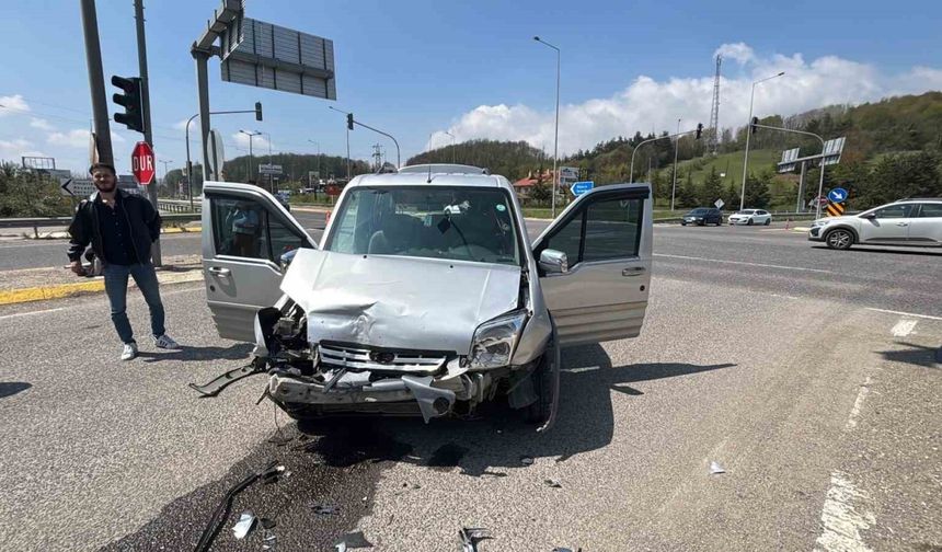 Bolu’da hafif ticari araç ile otomobil çarpıştı: 10 yaralı
