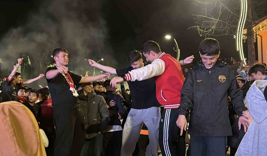 Bolu’da oyun havalarıyla play-off galibiyeti kutlandı