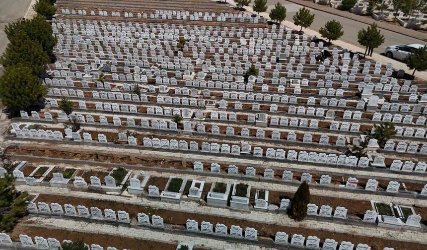Bu mezarlıkta her taş bir acıyı anlatıyor