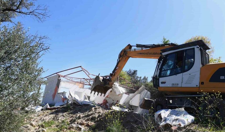 Bursa’da 25 kaçak yapı yıkıldı